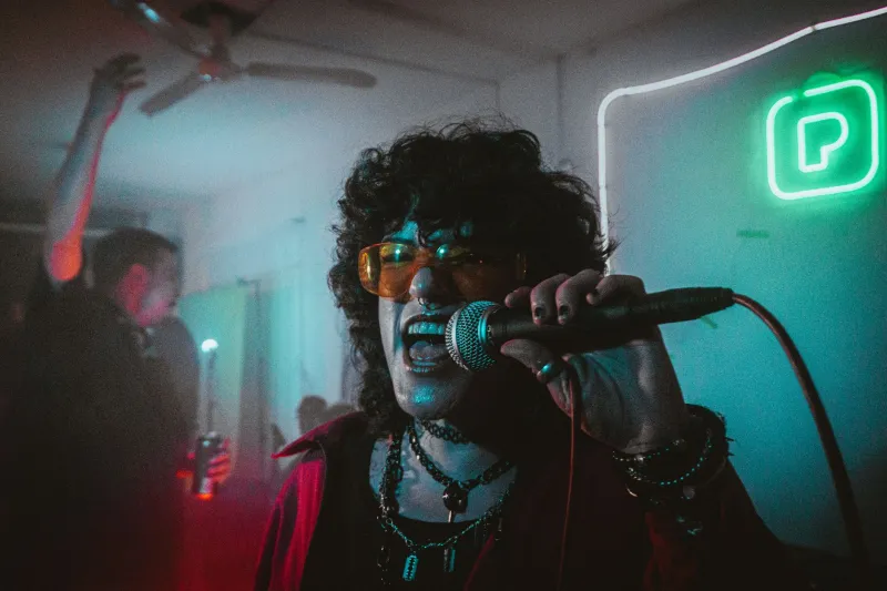 Why Some People Light Up the Room and Others Disappear: The Real Psychology Behind a Killer Karaoke Performance